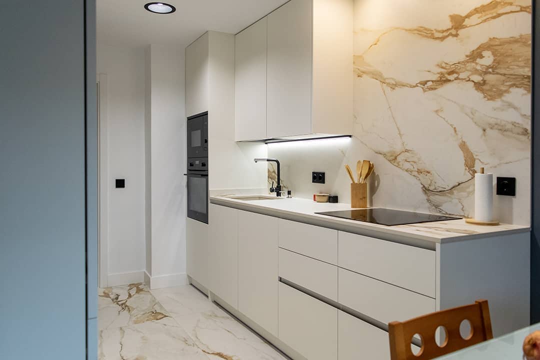 cocina blanca y encimera
