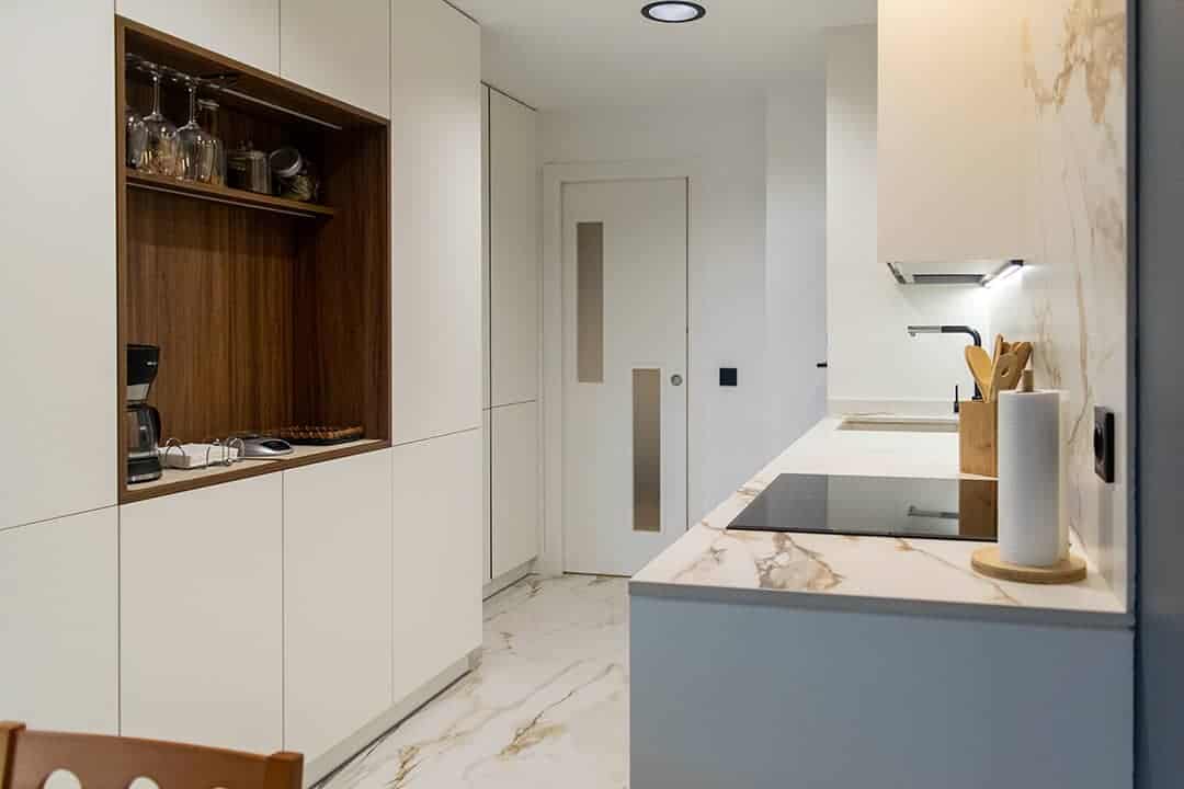 cocina blanca y madera
