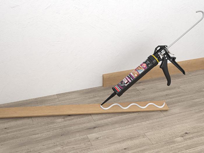 plakken_van_plinten_en_ornamenten instalar rodapie
