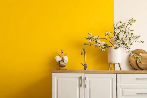 vase-blooming-branches-on-white-600nw-2453843137 otoño 2024 decoracion