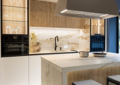 Reforma integral de vivienda en Madrid: nueva cocina moderna y redistribución para crear un dormitorio principal amplio.