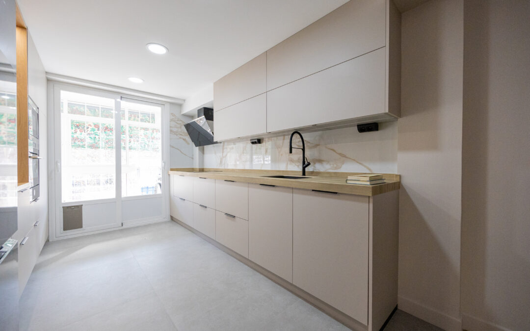 Reforma completa con cocina abierta, zona office y baños completos.