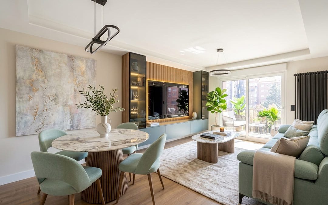 Reforma completa, cocina con cerramiento de cristal abierta al salón y acabados negros en los detalles de toda la vivienda.