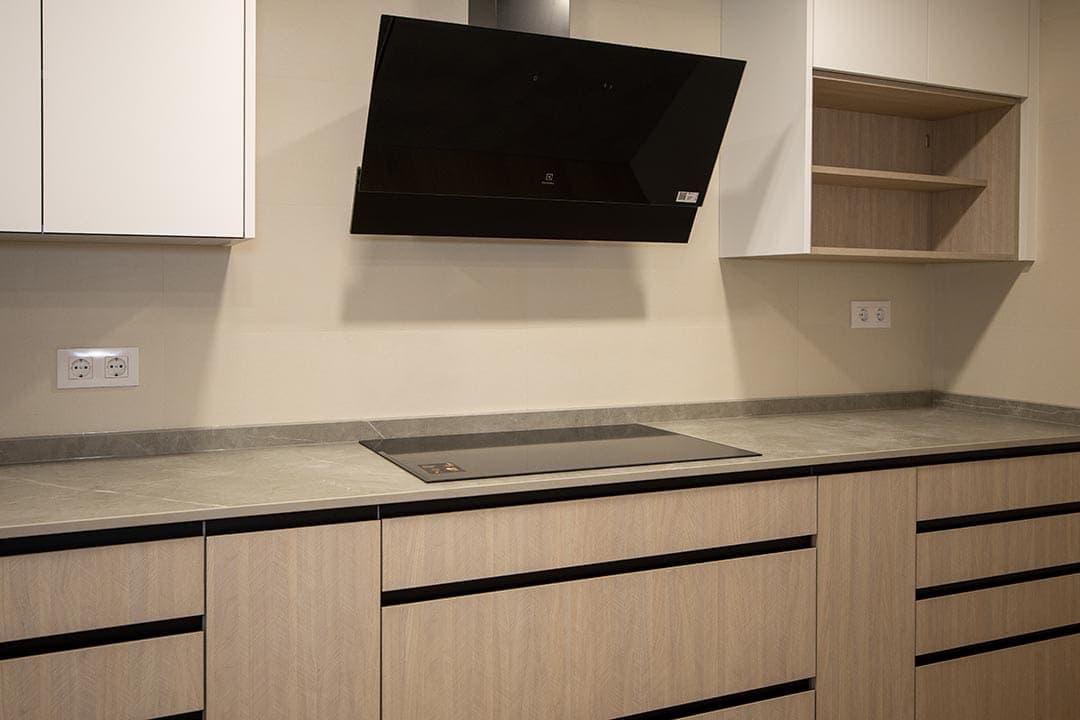 reforma de cocina con acabados en negro
