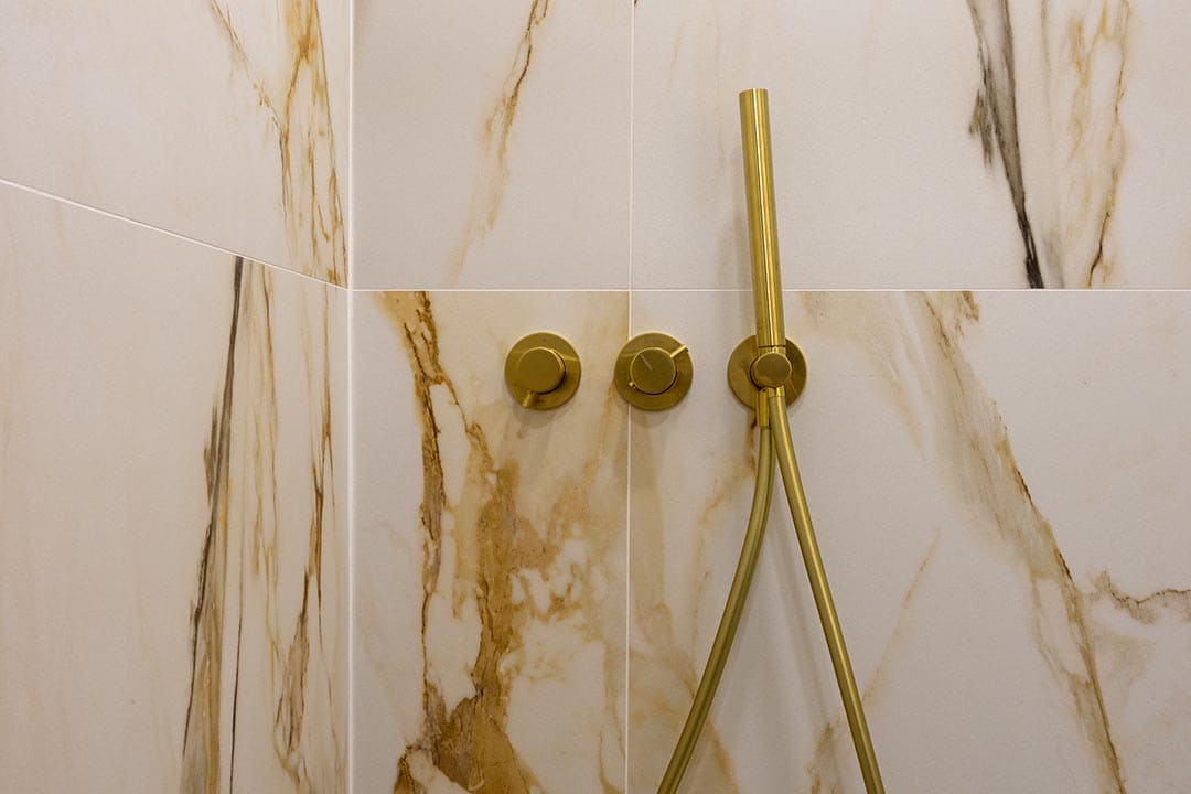 grifería de ducha empotrada en baño