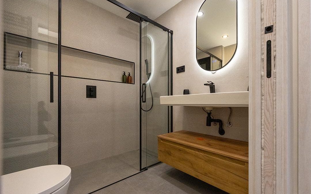 Baño contemporáneo en tonos neutros y madera.
