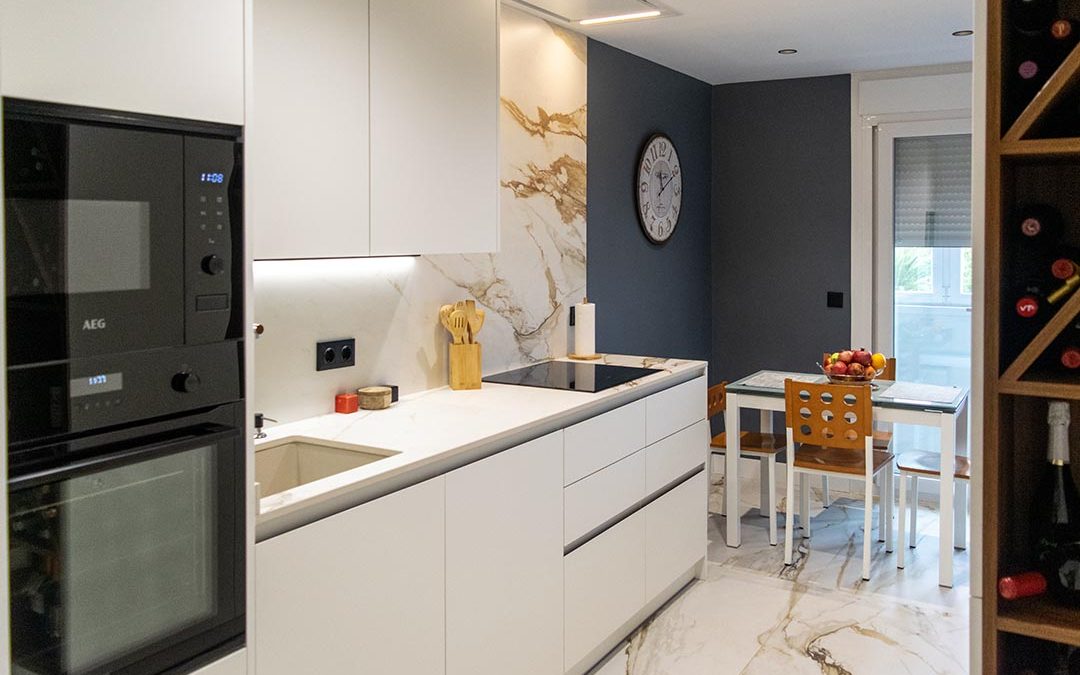 Diseño e instalación de cocina a medida con acabados porcelánicos.