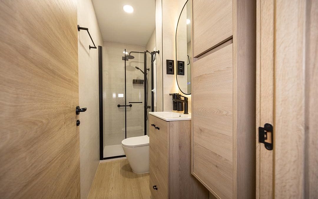 Un baño pequeño donde cada centímetro cuenta.