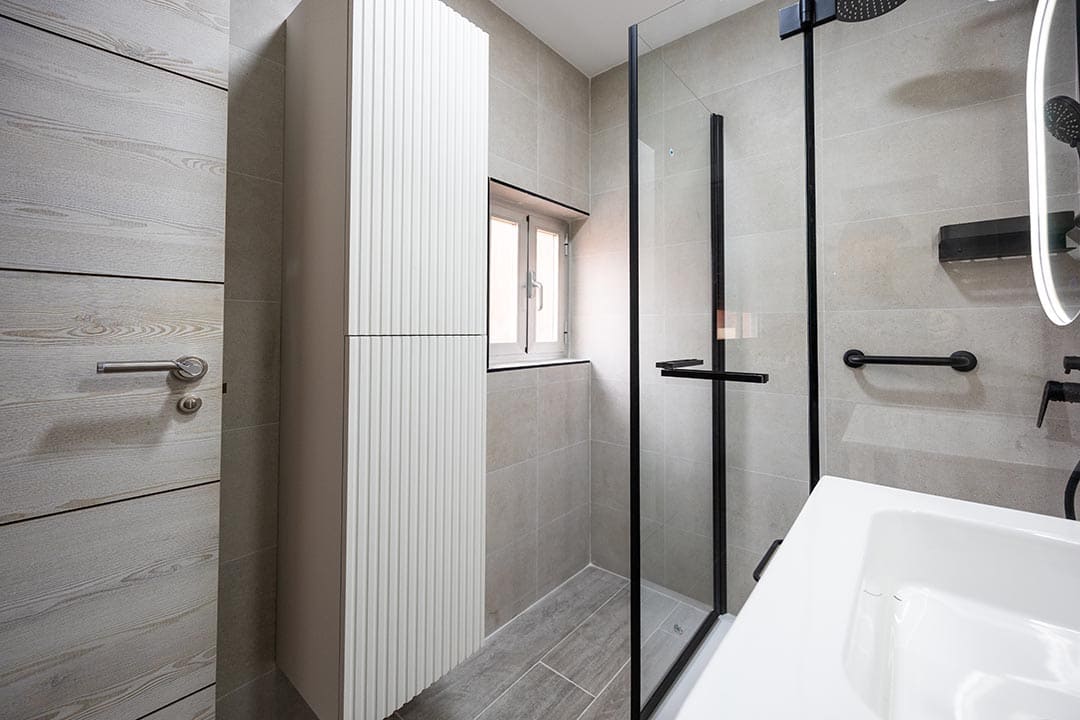 reforma de baño con detalles en negro reforma de baño integral