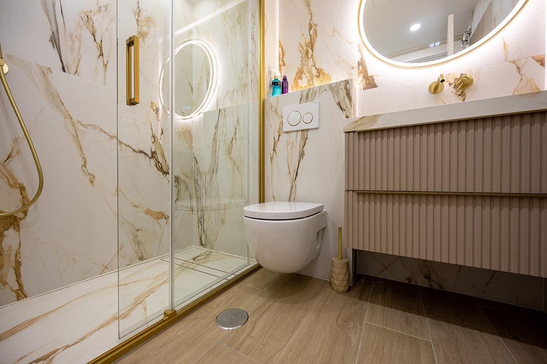 baño a medida con muebles, sanitarios y accesorios