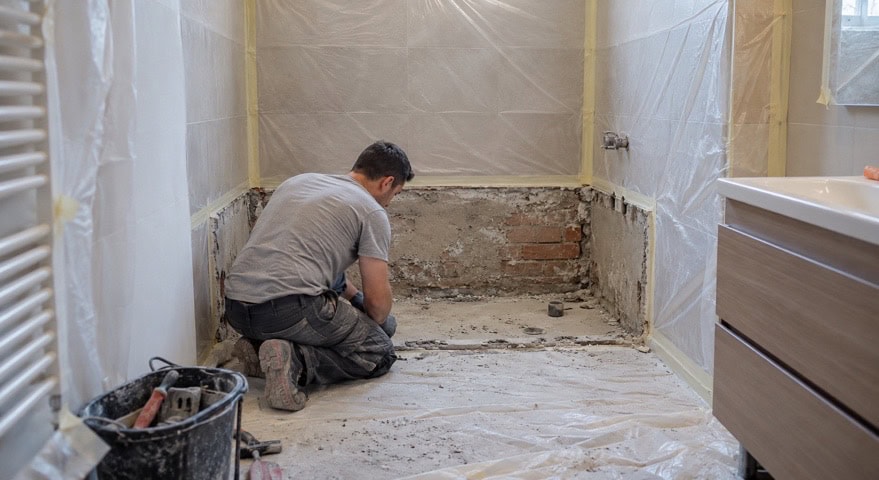 Retirada de una bañera con el suelo y los elementos cercanos protegidos.